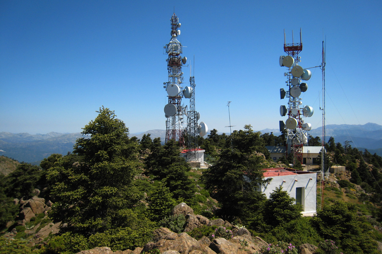 Antenas de telecomunicaciones en el pico de Los Reales (1452 m.)